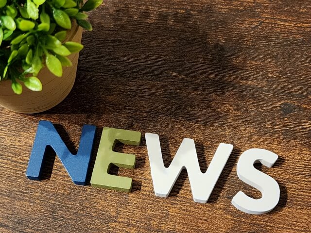 木製テーブル上のカラフルなニュース文字