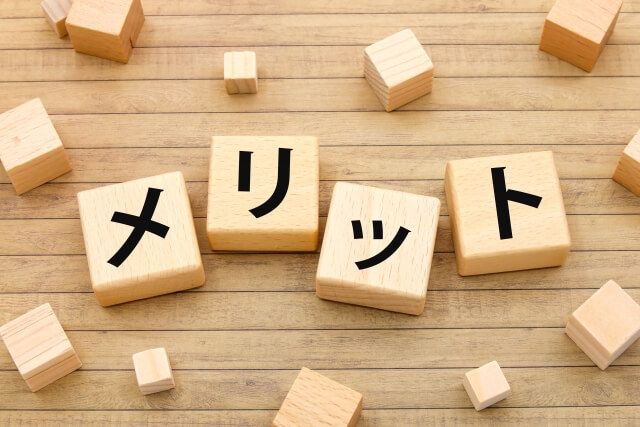 木製ブロックの上のメリット文字